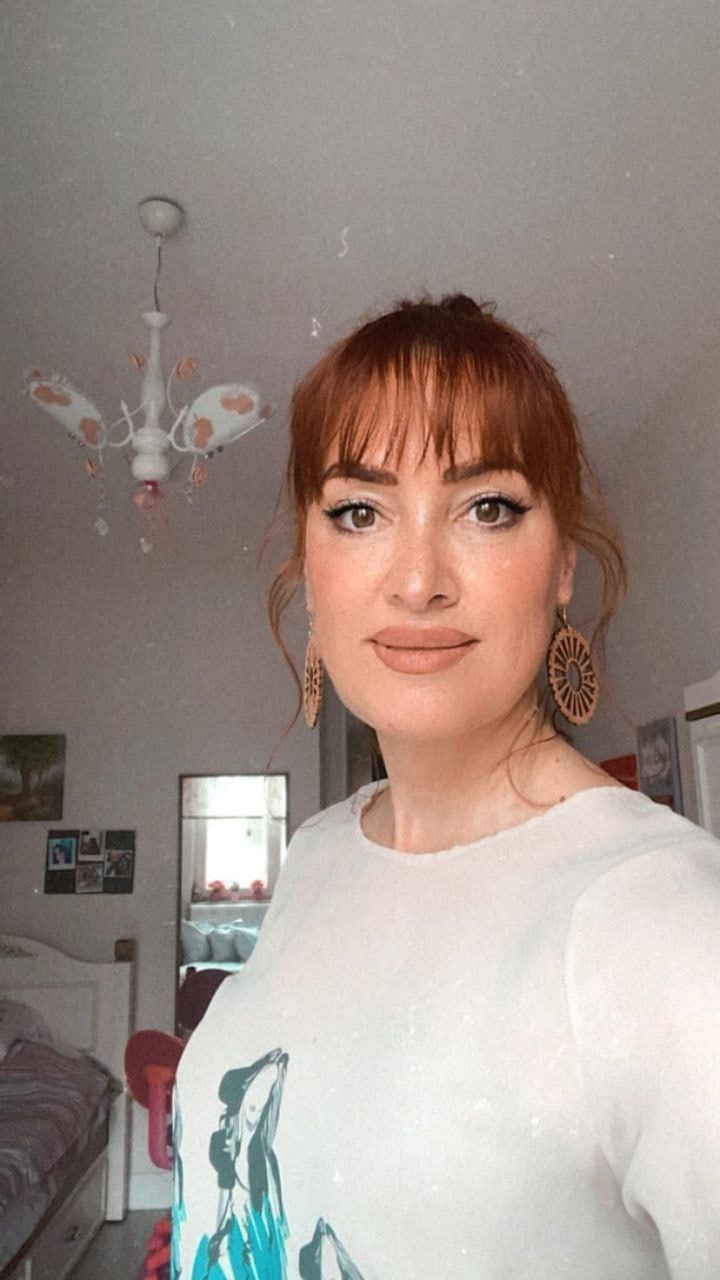 Seksi Kızıl Eşini Sergiliyor
