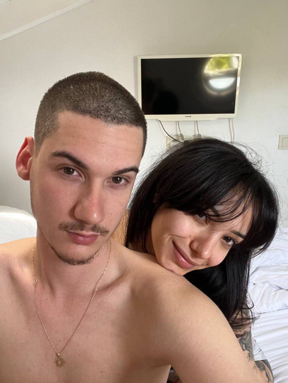 Genç Gavat Manitasını Hem Sikiyor Hem Paylaşıyor