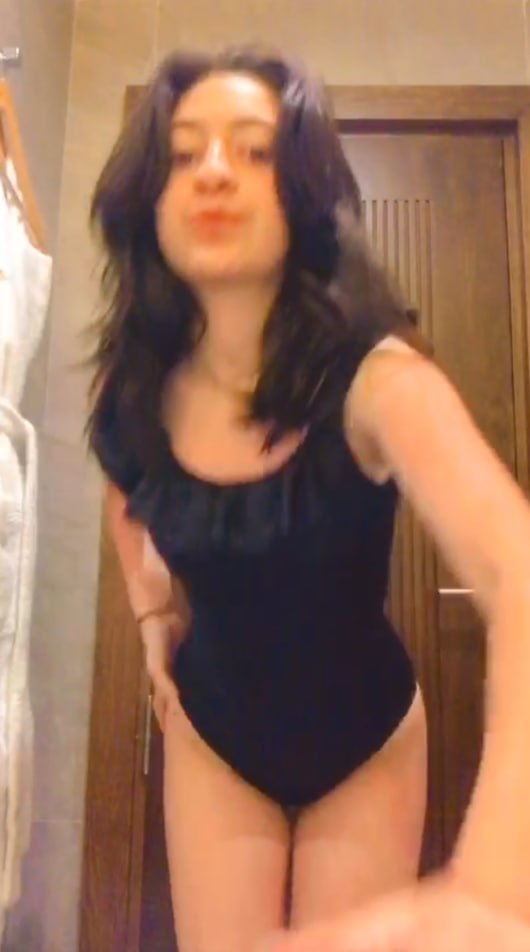 Genç Hatun Banyoda Kendini Sergiliyor