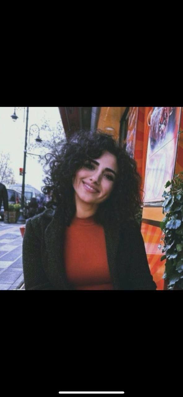 Kıvırcığı Banyo Lavabosuna Dayamış