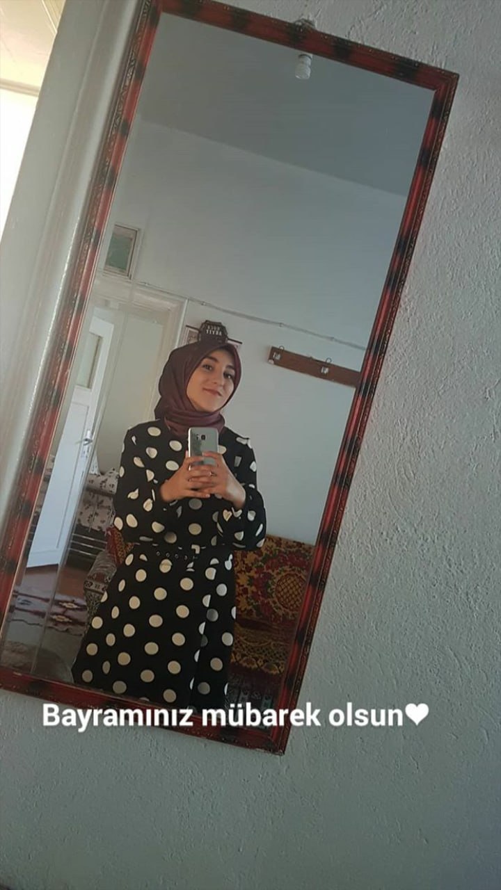 Türbanlı İrem Kendisi Sergiliyor
