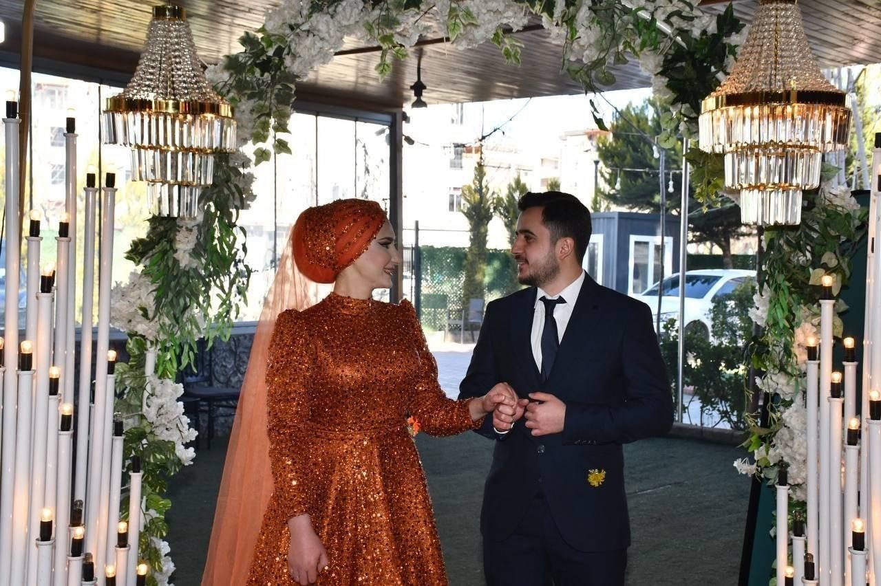 Genç Çift Türbanlı Hatun